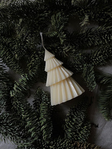 Árbol Nórdico de La Marie en cera vegetal, color crema, sobre ramas de pino