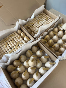 Piñas de Navidad de La Marie empacadas en cajas, listas para entregar