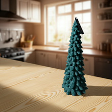 Pino verde de La Marie sobre una mesa de madera, con una cocina de fondo