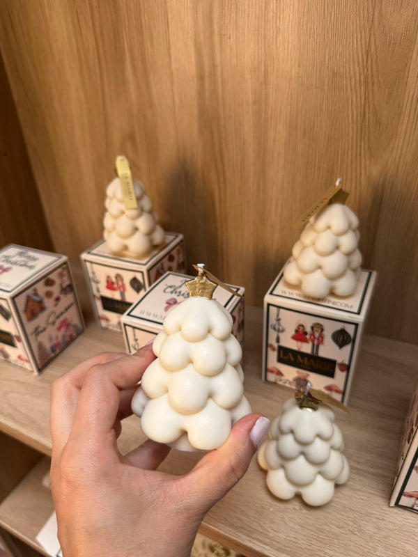 Vela Árbol Estrella de Belén de La Marie en la mano, con su caja de regalo navideña