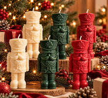 Cascanueces de La Marie en crema, verde y rojo, entre luces y adornos de Navidad