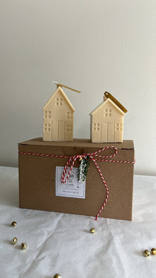 Hogar de Invierno de La Marie: dos casas sobre su caja de regalo con cinta