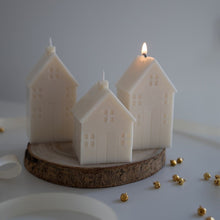 Hogar de Invierno de La Marie encendido, casas de cera sobre una tabla de madera