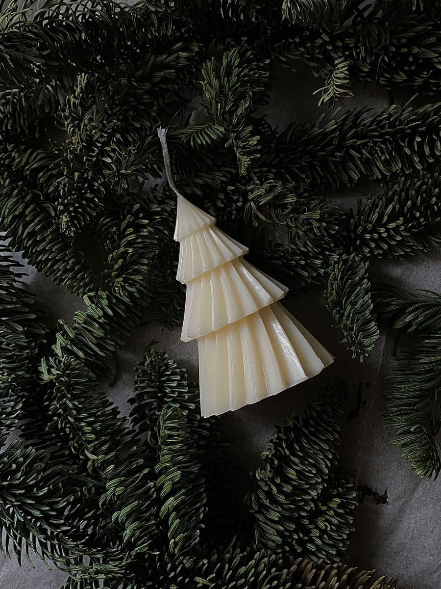 Árbol Nórdico de La Marie en cera vegetal, color crema, sobre ramas de pino