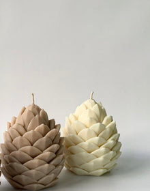 Piñas de Invierno de La Marie en tono topo y crema sobre fondo claro