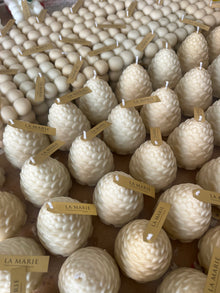 Piñas de Navidad de La Marie en crema, en primer plano