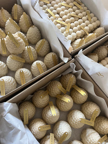 Piñas de Navidad de La Marie acomodadas en su caja