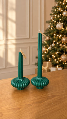 Set de Belén de La Marie en verde pino sobre una mesa de madera, junto al árbol