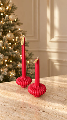 Set de Belén de La Marie: dos velas rojas de líneas verticales junto a un árbol de Navidad