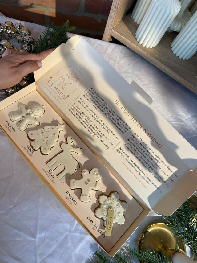 Caja de Luz abierta con cinco velas navideñas de cera vegetal color crema y el cuento de Navidad impreso en la tapa