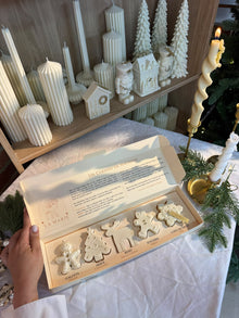 Detalle de las cinco velas navideñas de la Caja de Luz
