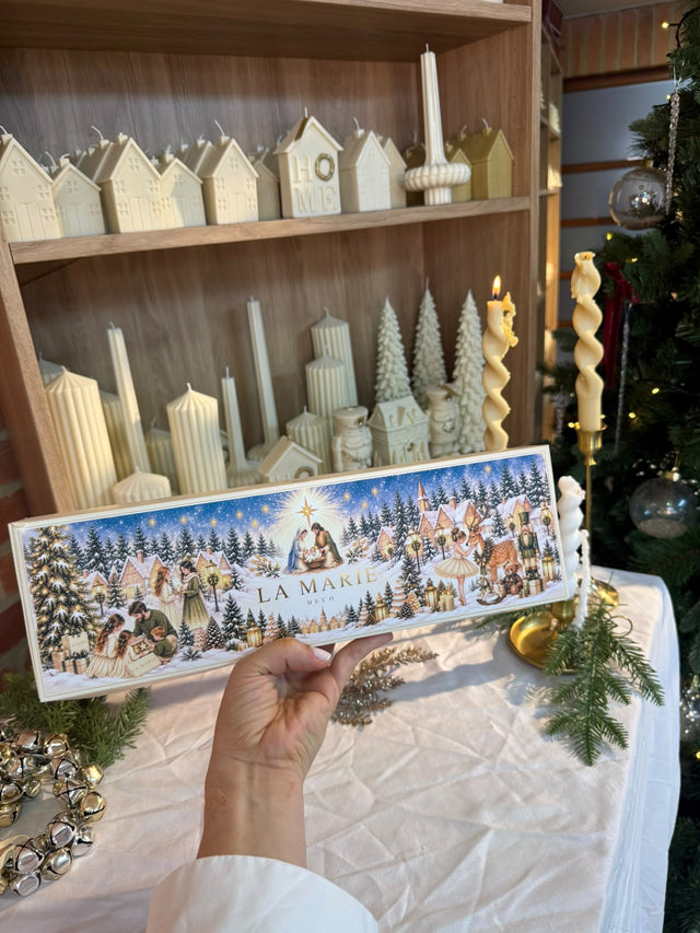 Cubierta ilustrada de la Caja de Luz La Marie con un pueblo nevado