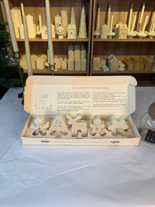 Caja de Luz abierta en el taller La Marie con sus cinco velas navideñas