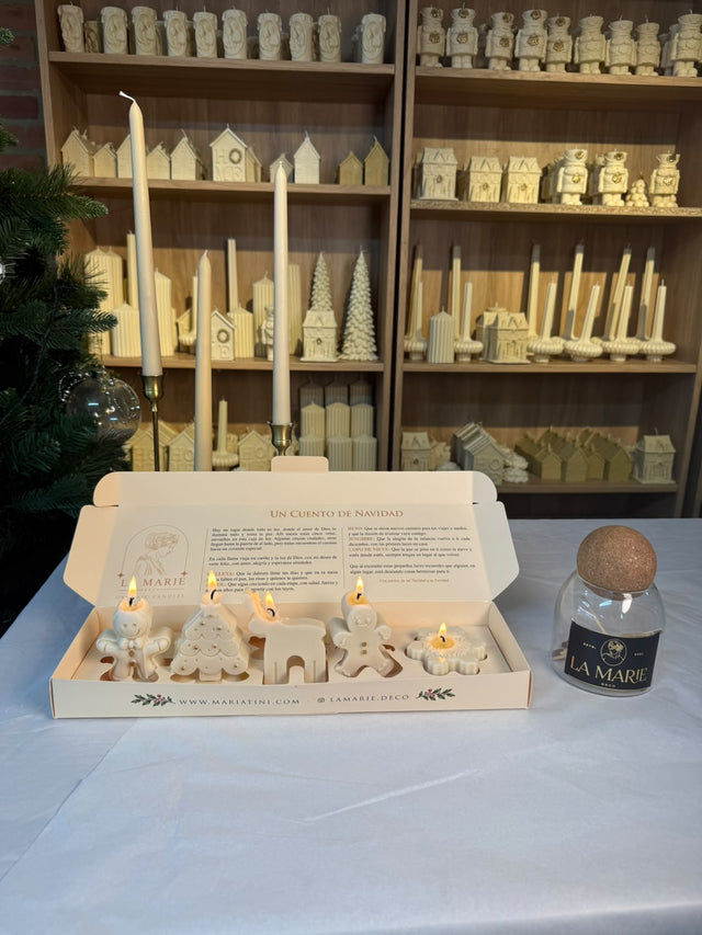 Caja de Luz con las velas encendidas frente a la vitrina de La Marie
