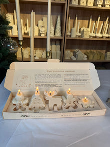 Las cinco velas de la Caja de Luz encendidas dentro de la caja