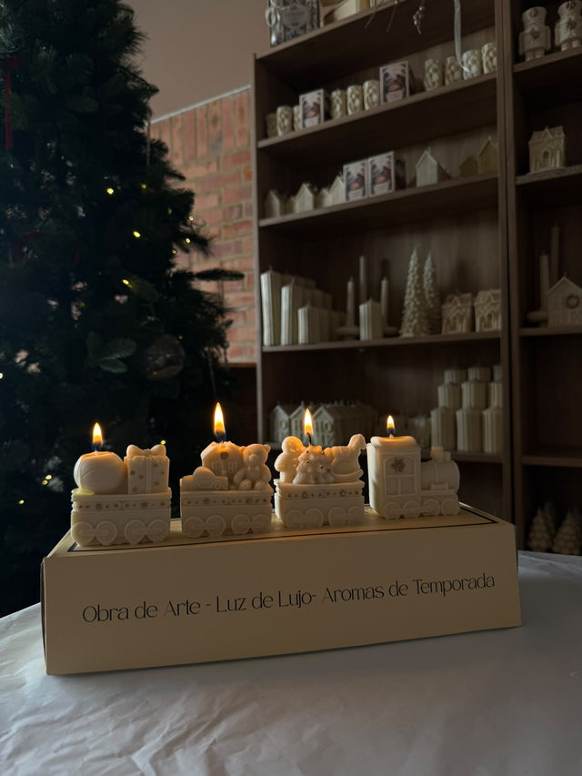 Tren Polar color crema encendido sobre su caja, junto al árbol de Navidad