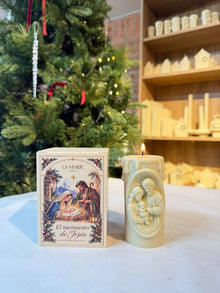 Vela Nacimiento de Jesús y su caja junto al árbol de Navidad