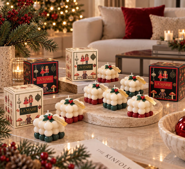 Cubos navideños de La Marie con sus cajas ilustradas sobre una mesa de sala decorada para Navidad